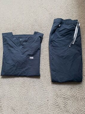 Figs Men’s dark harbor scrub set